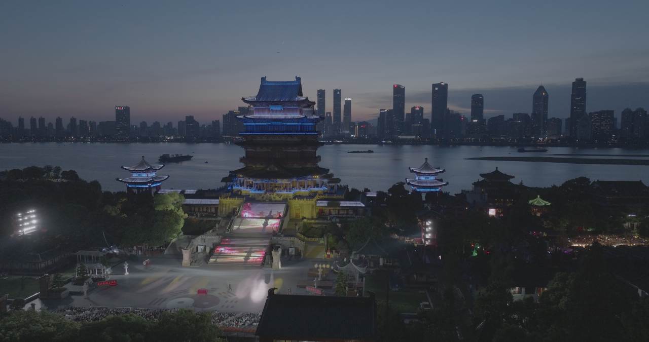 夜幕下的古塔与现代都市