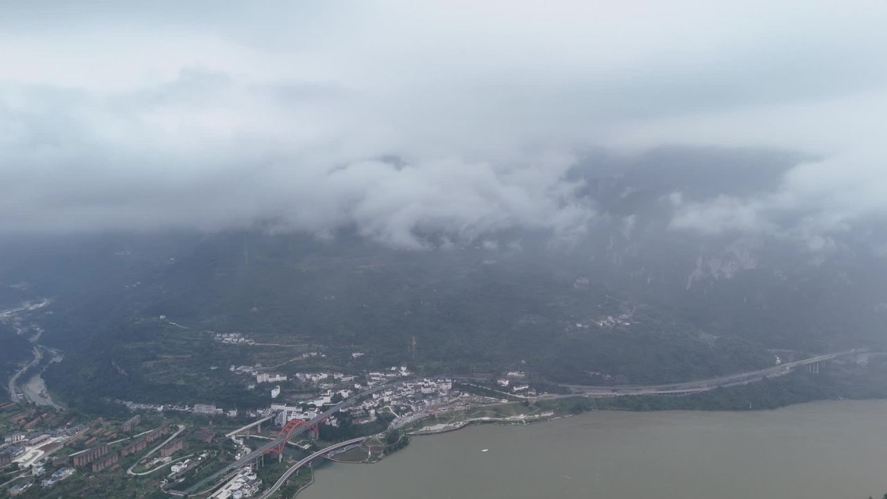 云雾缭绕的山河航拍