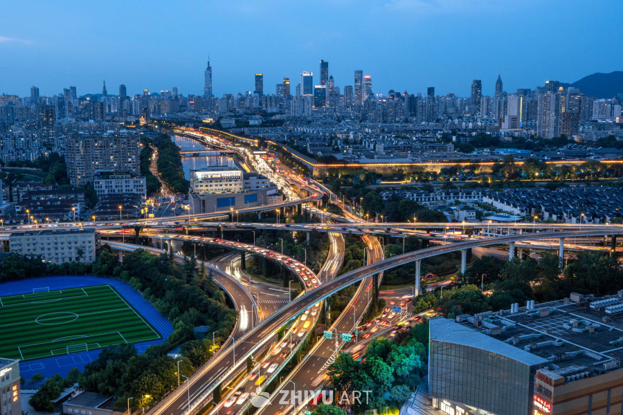 都市夜景：立交桥与城市天际线