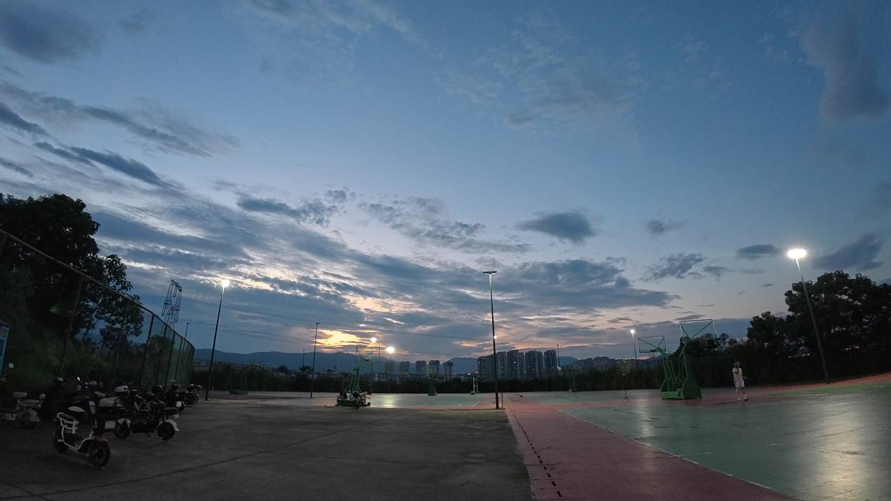 黄昏篮球场散步