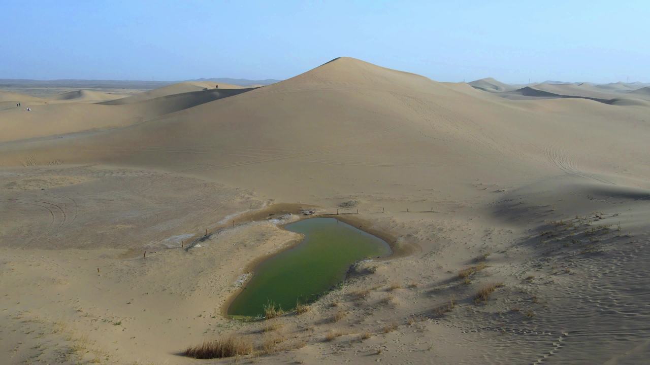 航拍内蒙古额济纳胡杨林八道桥巴丹吉林沙漠和湖泊 1