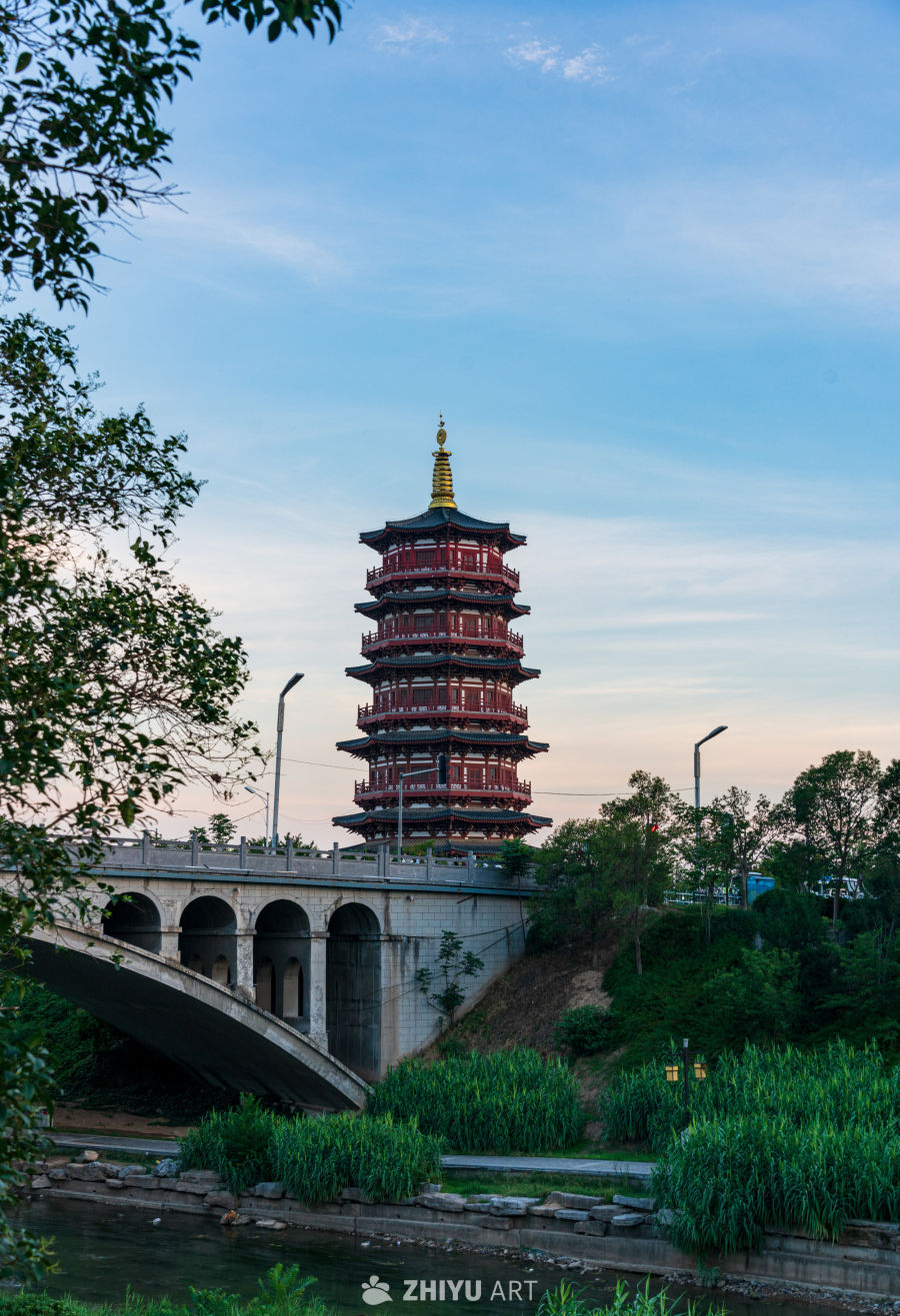 夕阳下的古塔与桥梁