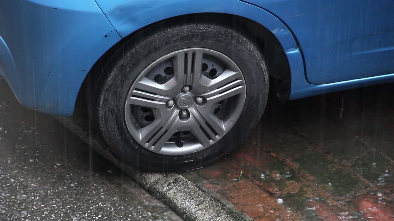 大雨中的汽车后轮