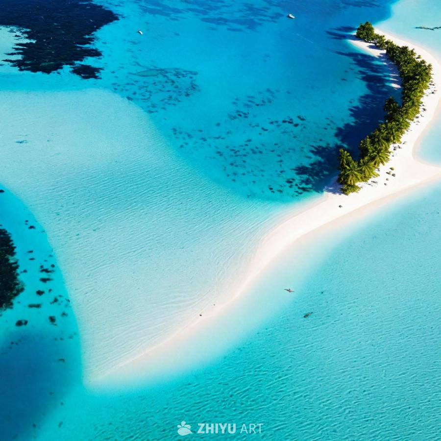清澈的蓝色海洋和沙滩构成马尔代夫的美丽景色。海水清