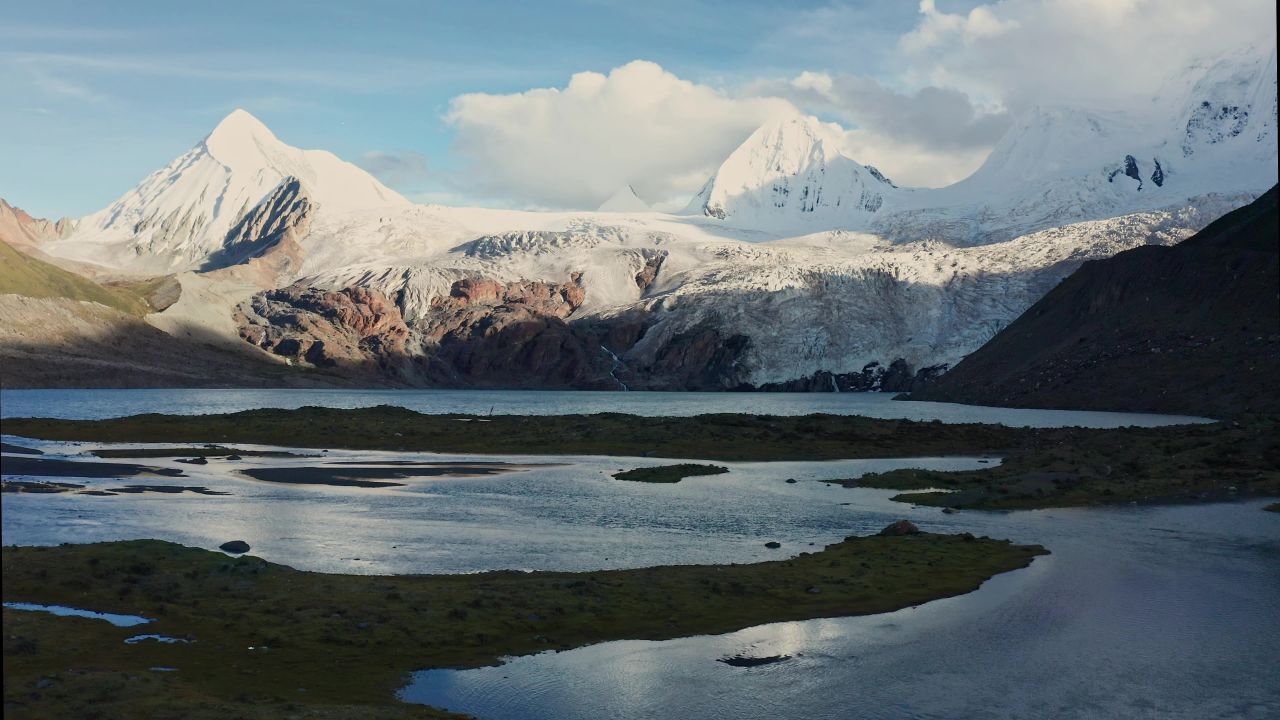 航拍萨普神山风景