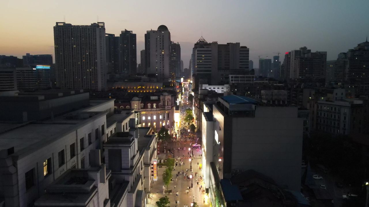 湖北武汉江汉路步行街夜景人流