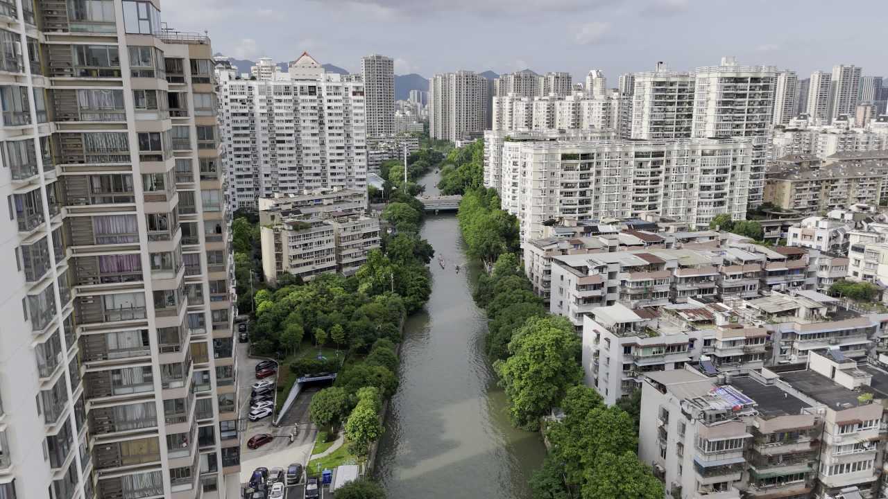 城市中的河流与高楼