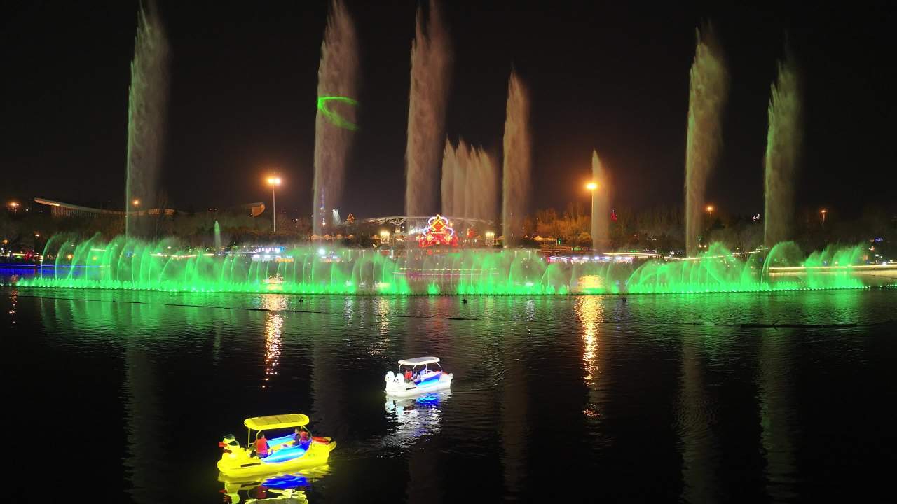 夜色中的欢乐喷泉
