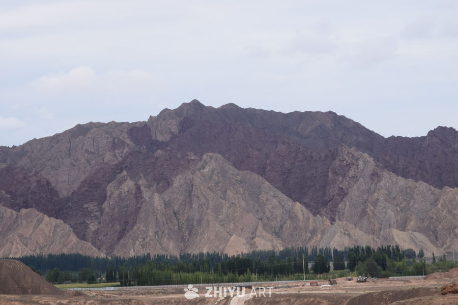 山峦与绿洲的对比
