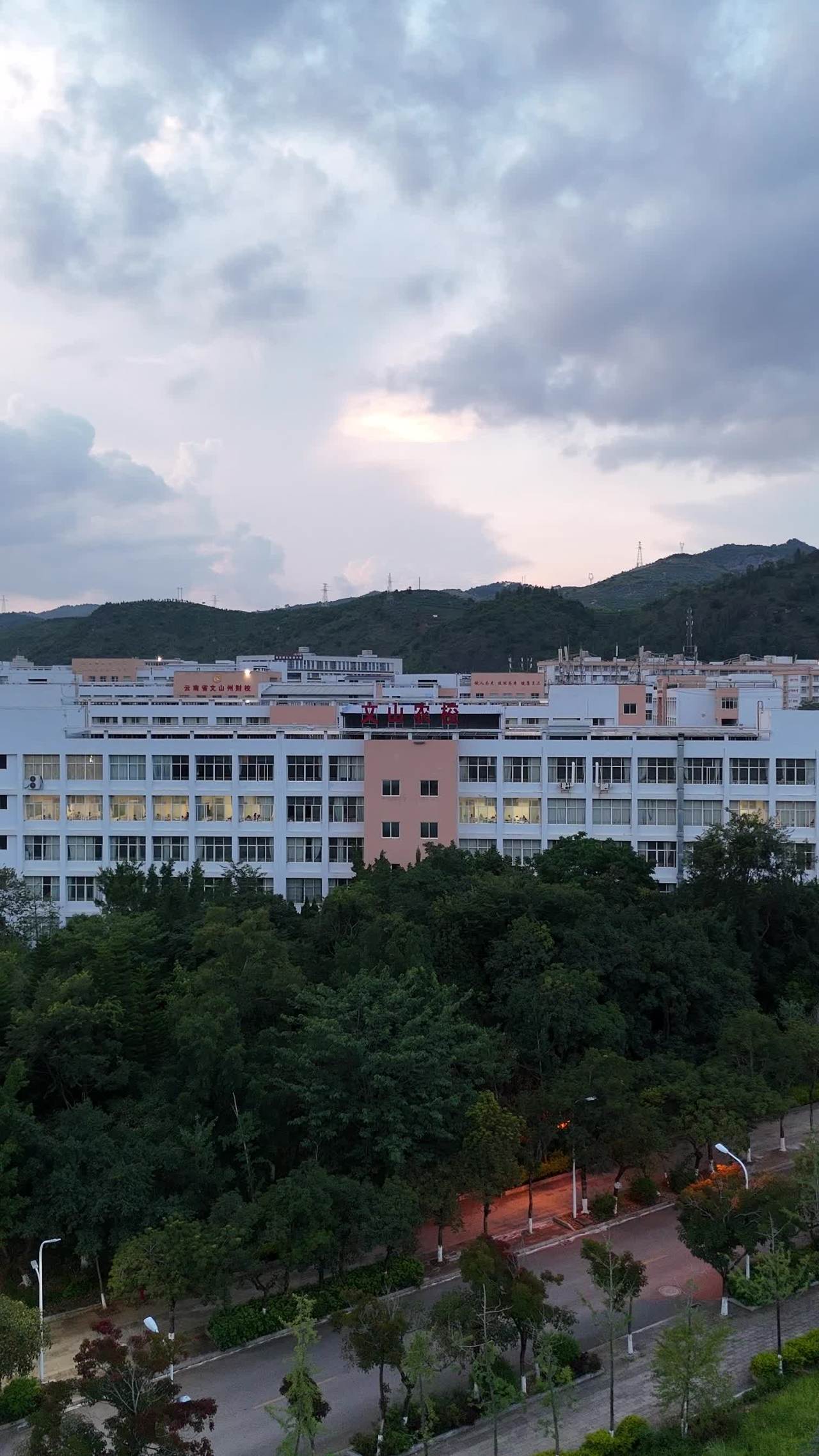 黄昏校园全景