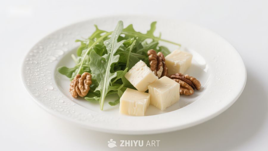 沙拉配奶酪和核桃