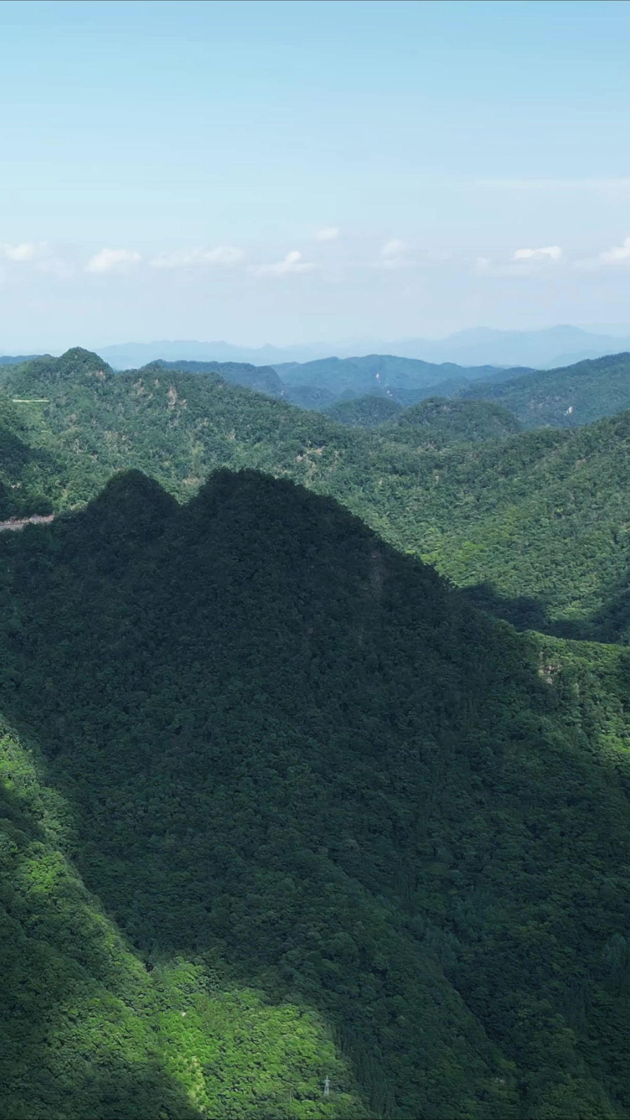  航拍祖国雄伟山川高楼风貌 