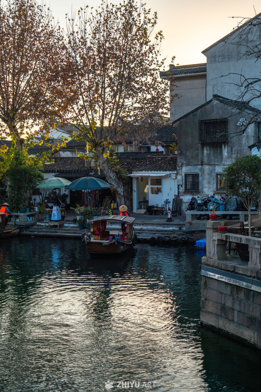 水乡傍晚的宁静时光