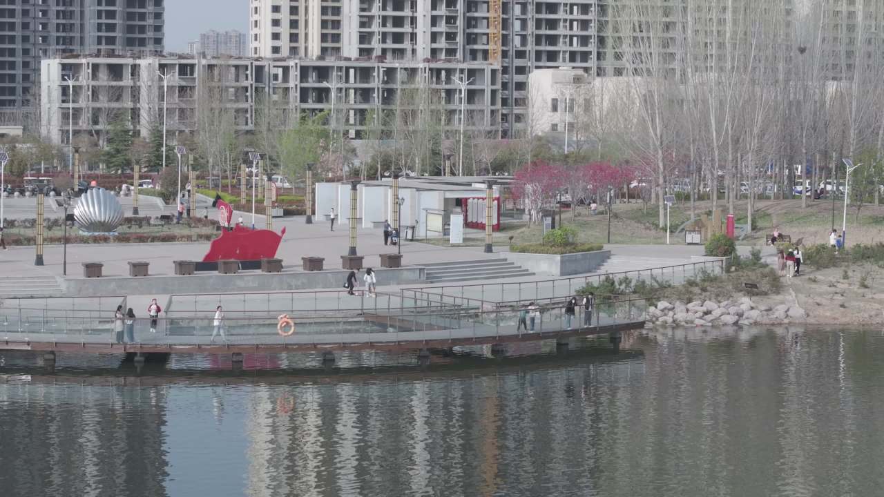 湖畔城市的悠闲时光