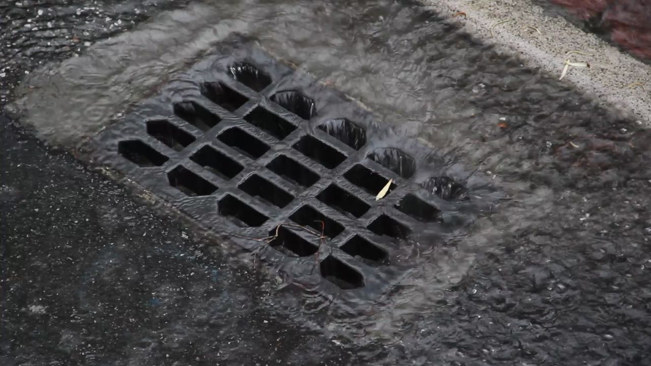 大雨中的雨水井2