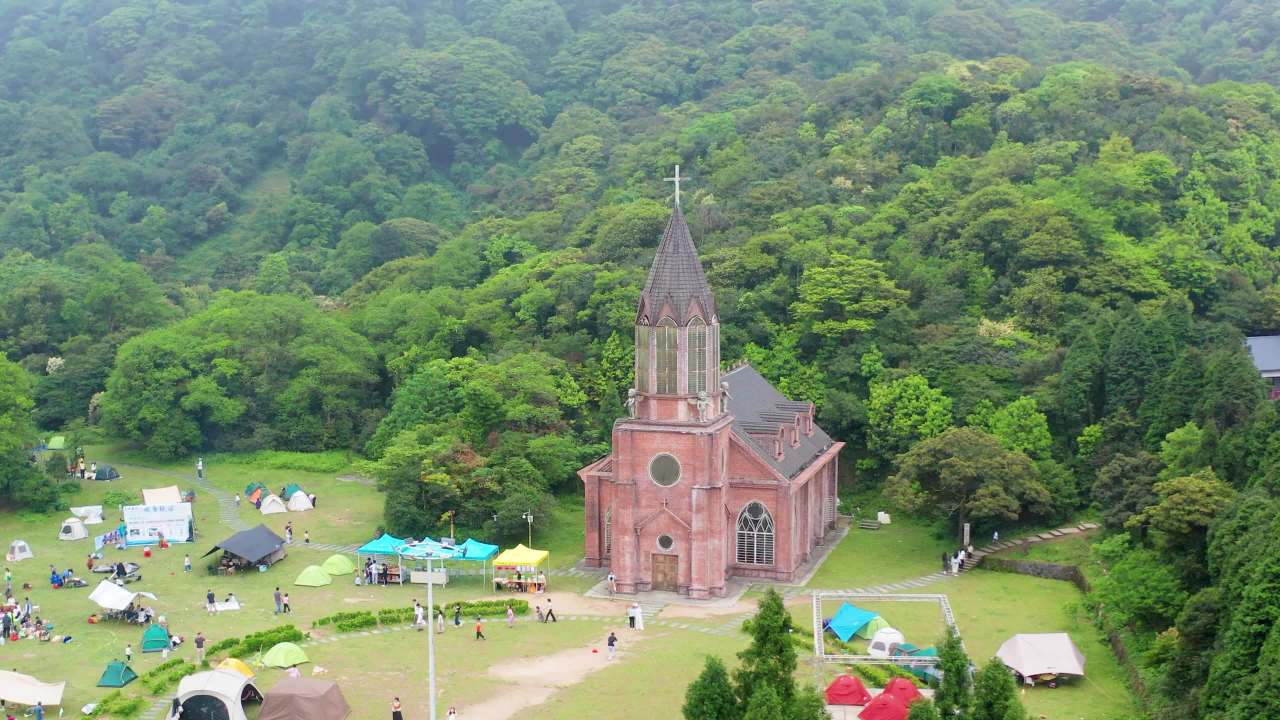广西大容山森林中教堂及草地露营景象二