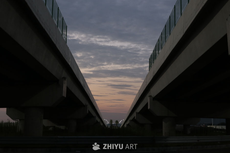 高架桥下的日落