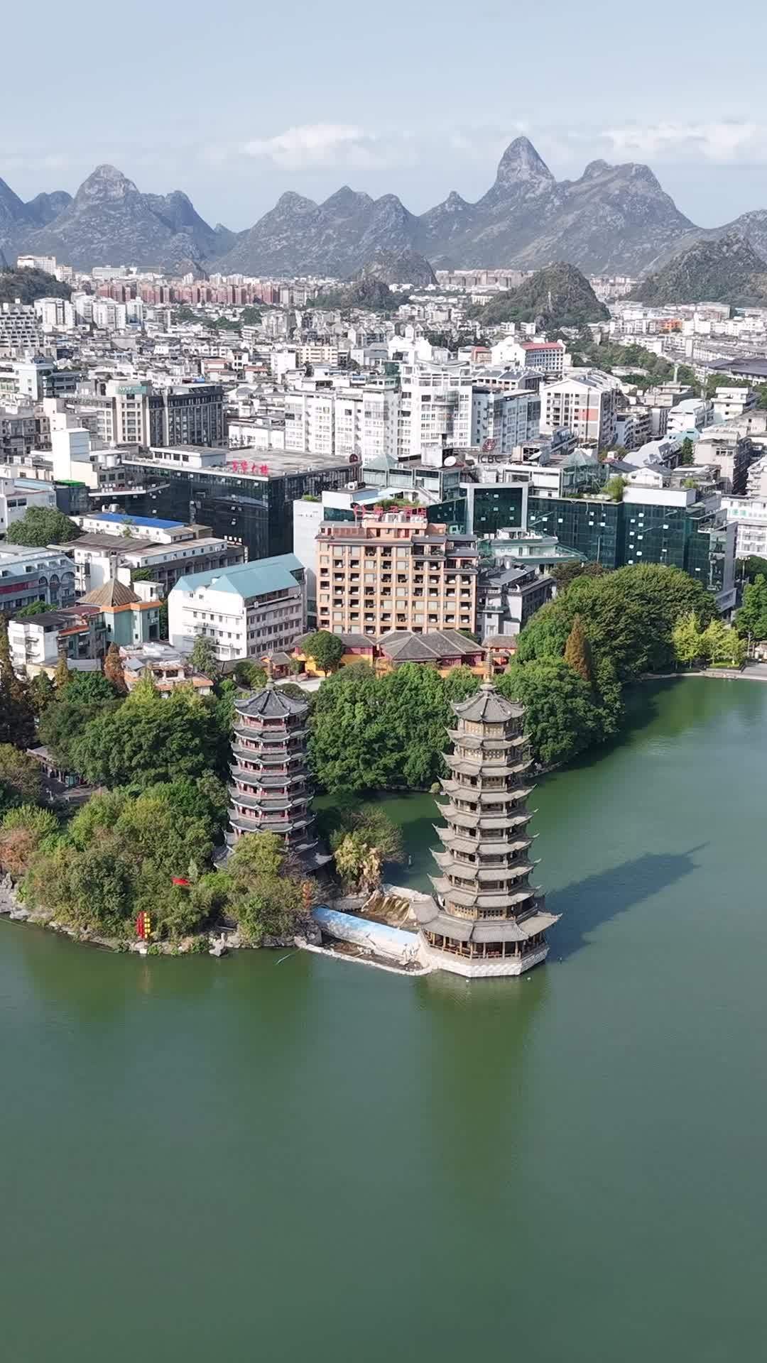 双塔湖畔的城市风光