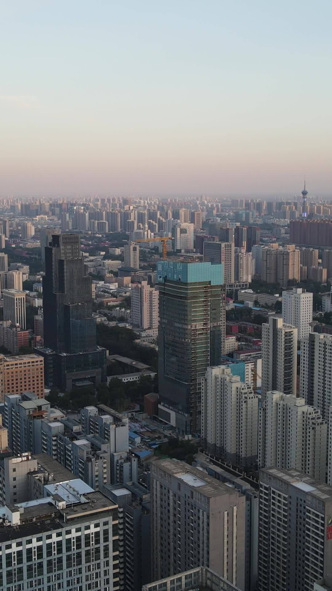 黄昏时的城市全景