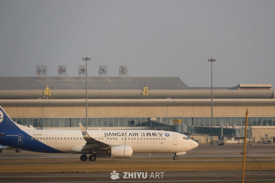 江西航空飞机在机场准备起飞