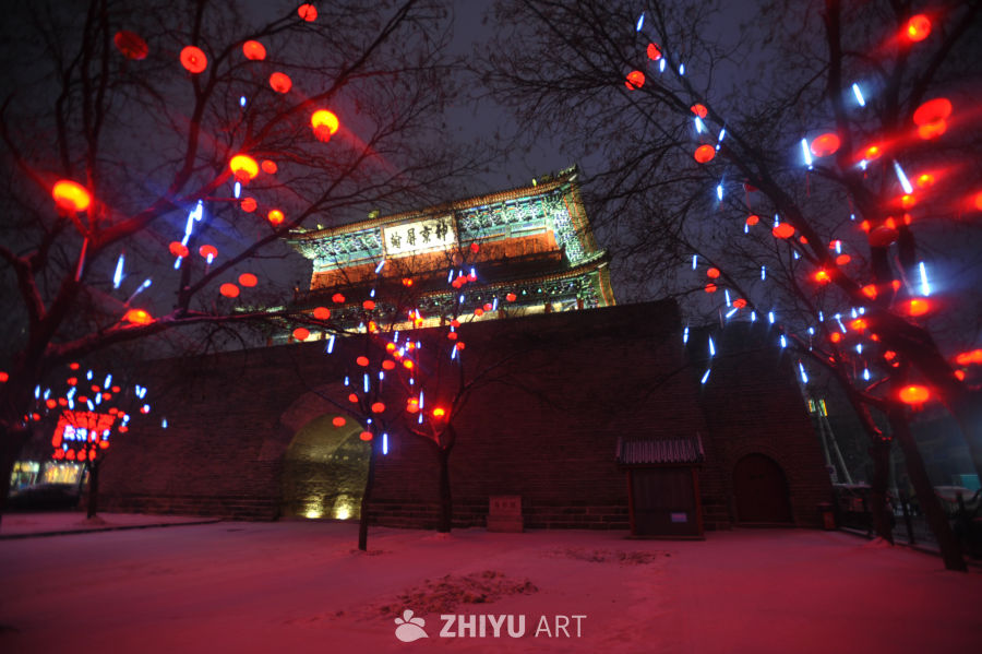 雪夜古楼灯笼映