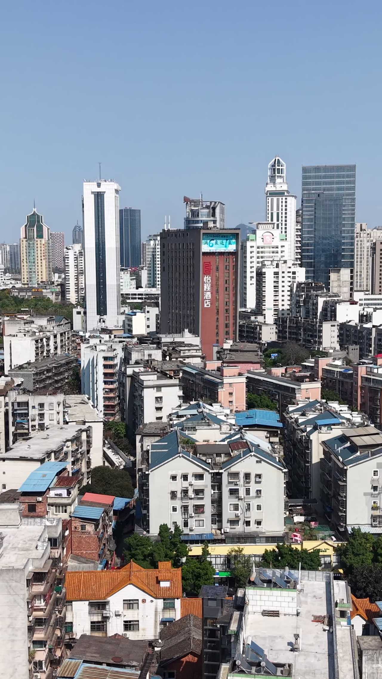 现代都市与传统建筑的交织