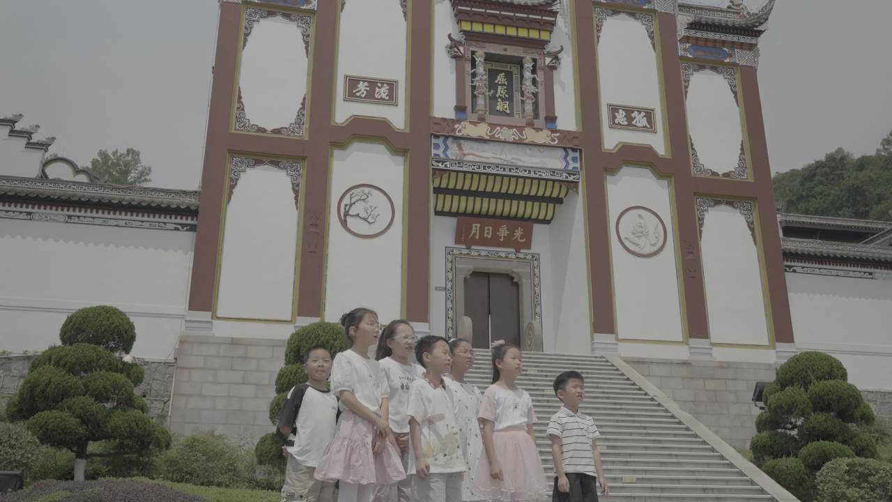 儿童古建筑前的合影