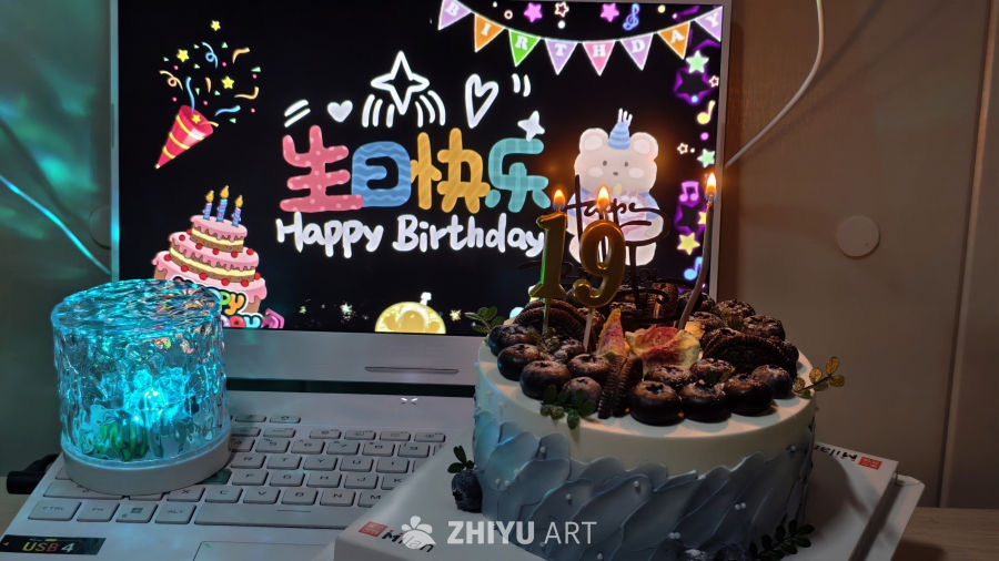 生日蛋糕与电脑屏幕的温馨时刻