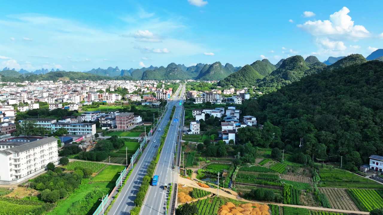 乡村公路与山峦的和谐之美