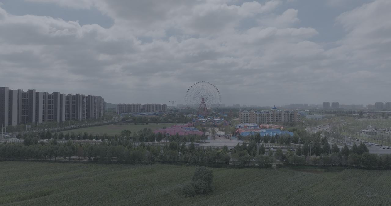 城市与摩天轮的和谐景象