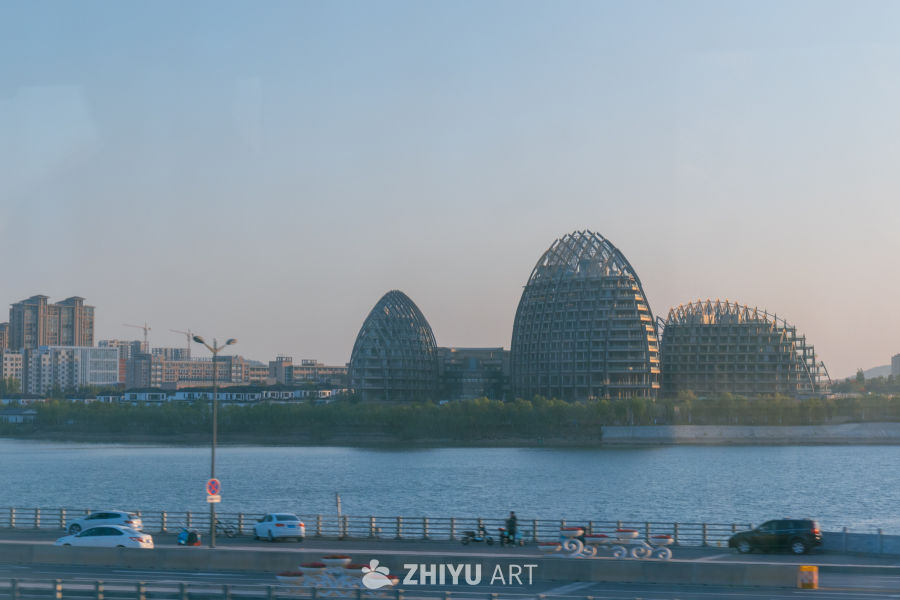 水边现代建筑群