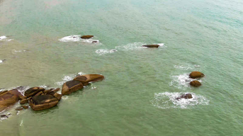 大海海洋沙滩礁石风景航拍摄影图 