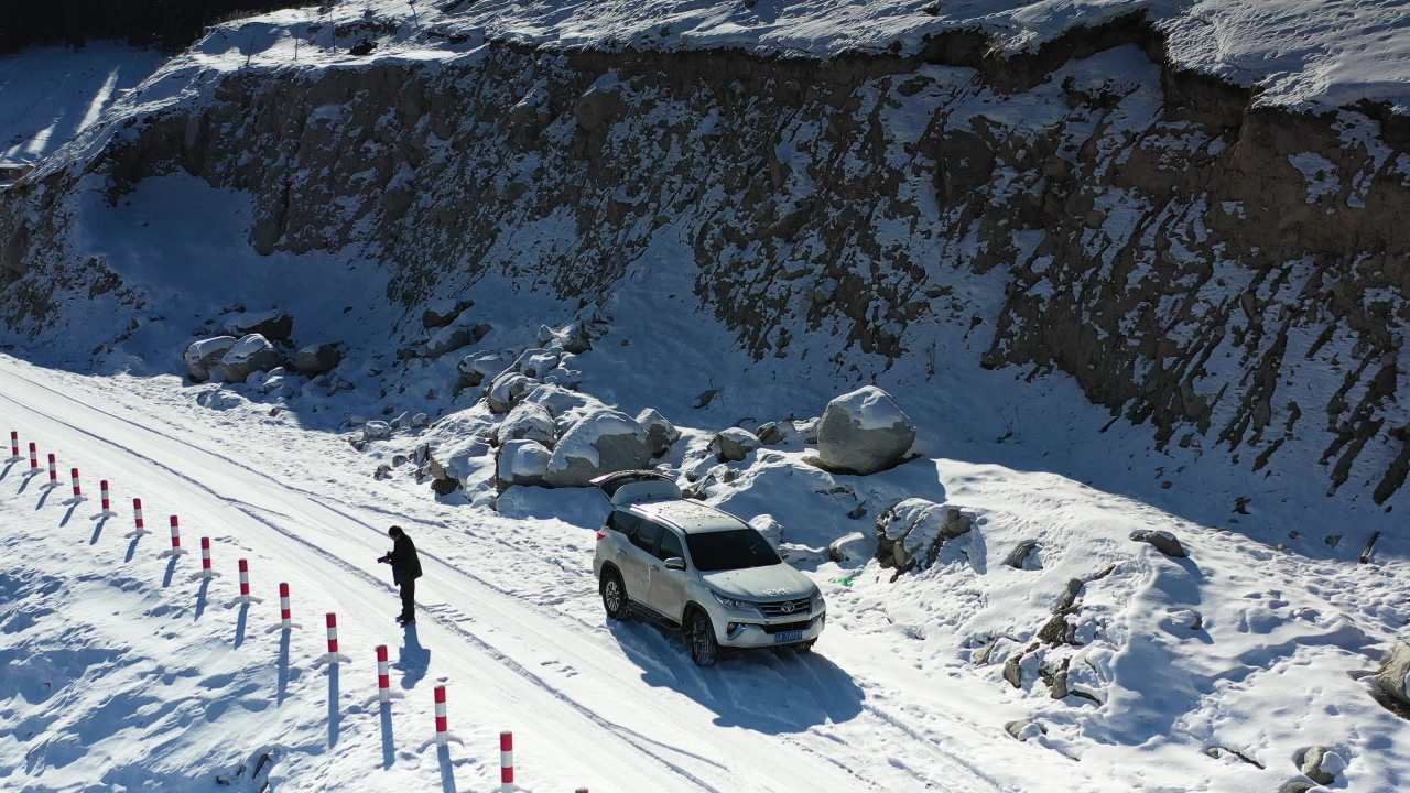 雪地探险：山间越野