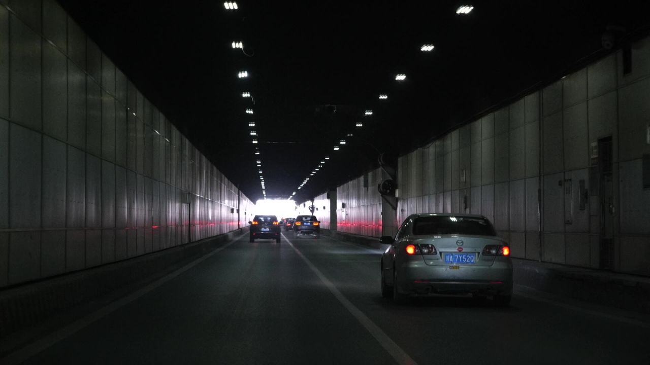 车辆在隧道中行驶