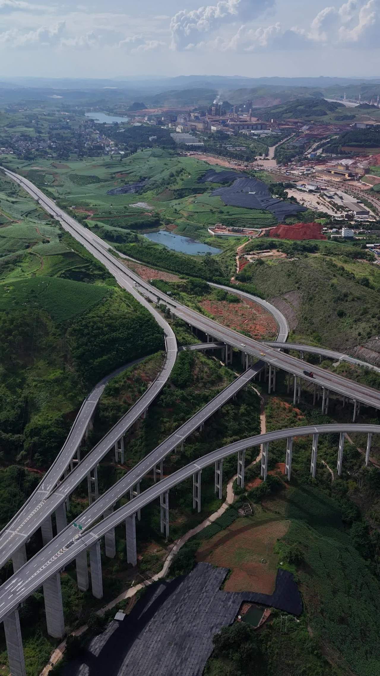 山间交错的高速公路