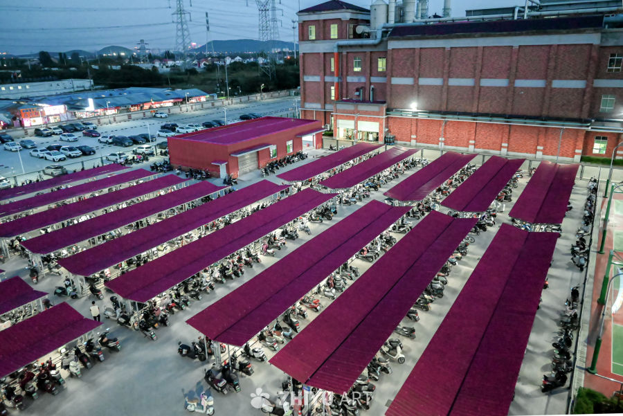 夜幕下的电动车停车场