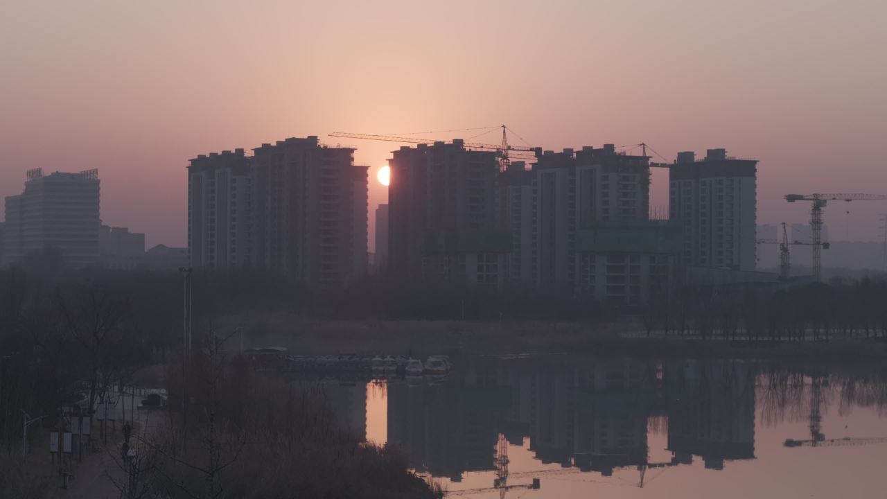 晨曦中的城市与湖光