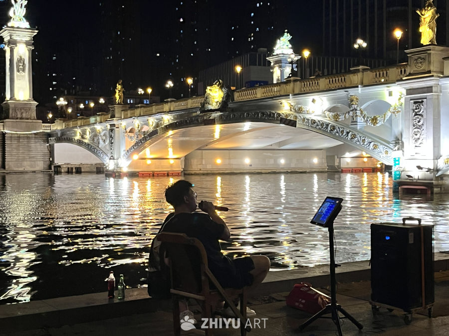 夜桥边的音乐与宁静