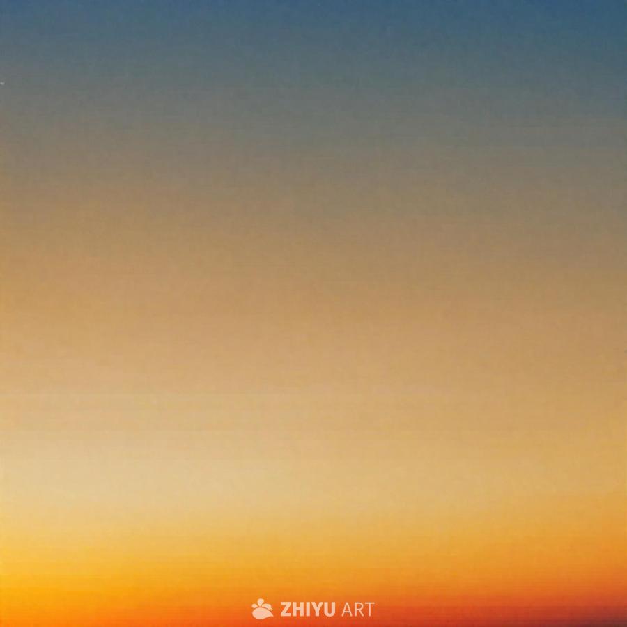 落日余晖映照天空，色彩渐变。天空呈现温暖的金色调，