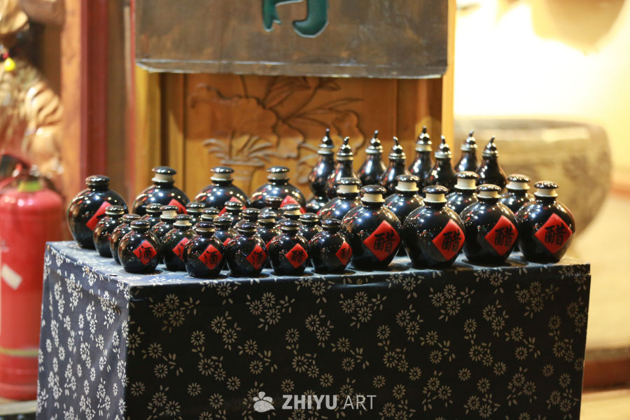 古色古香的酒瓶展示