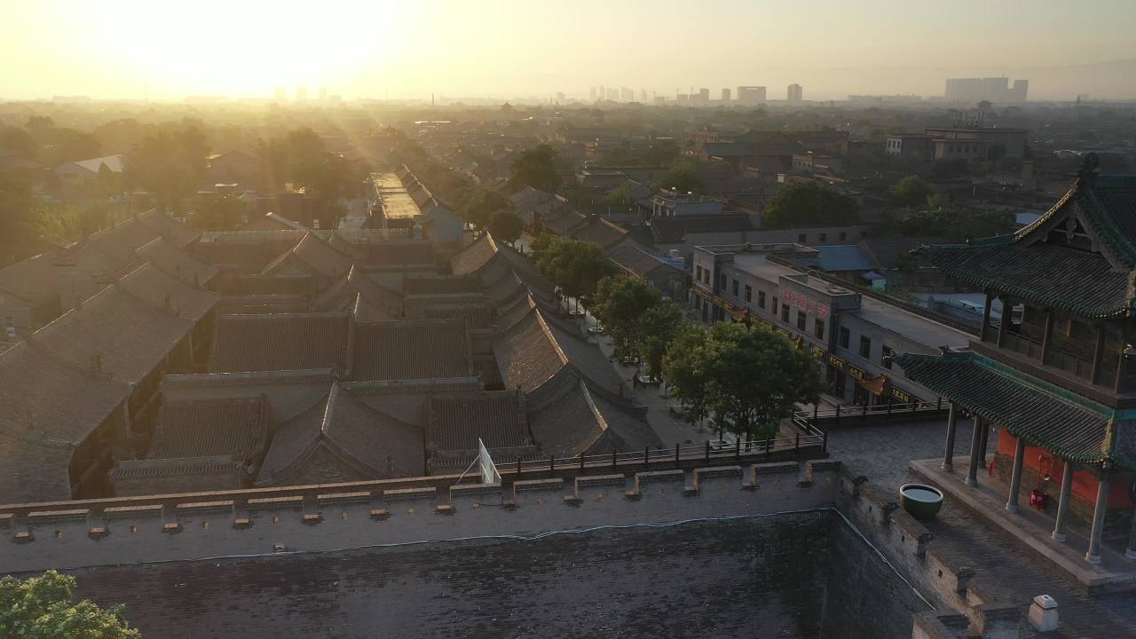 晨曦下的古建筑群