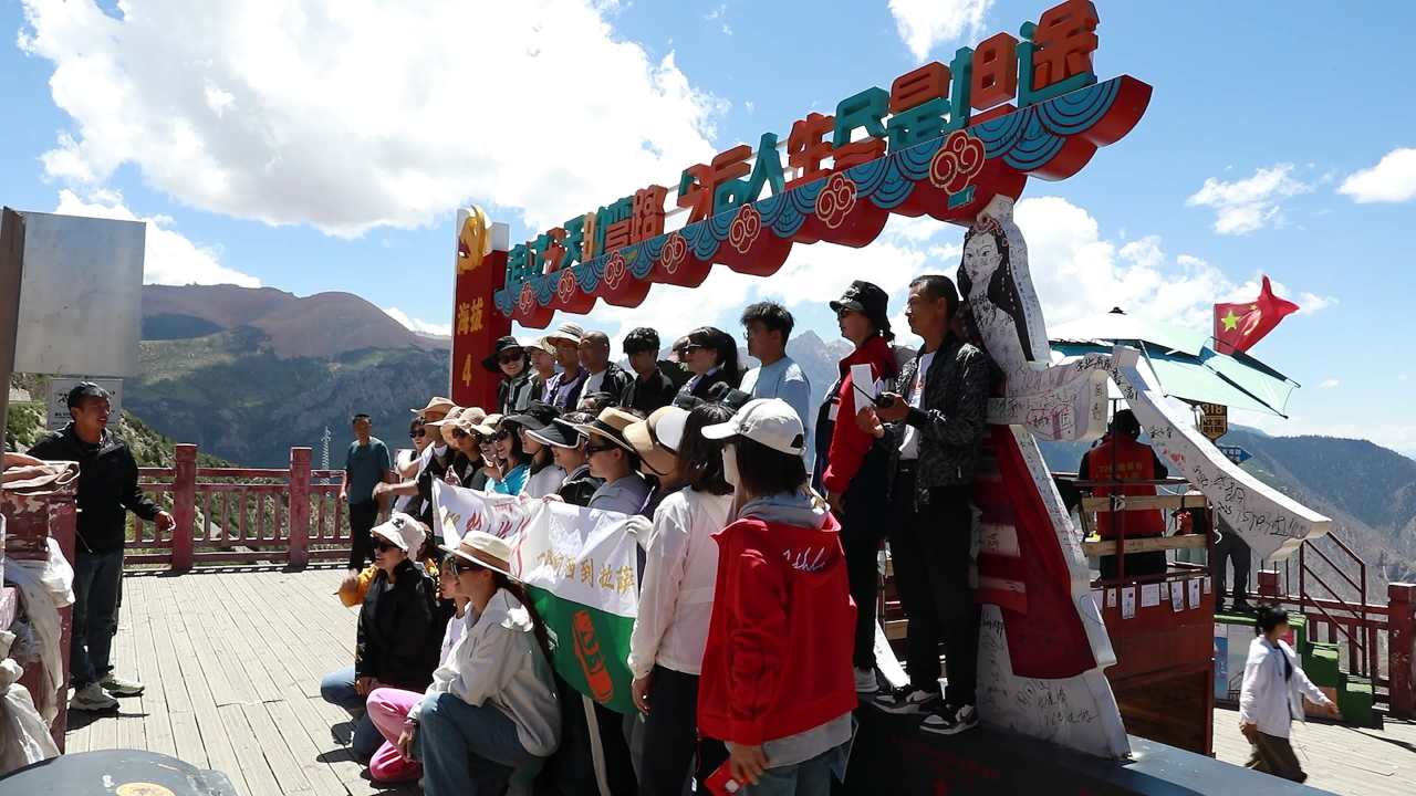 318国道72拐观景台登山者合影留念