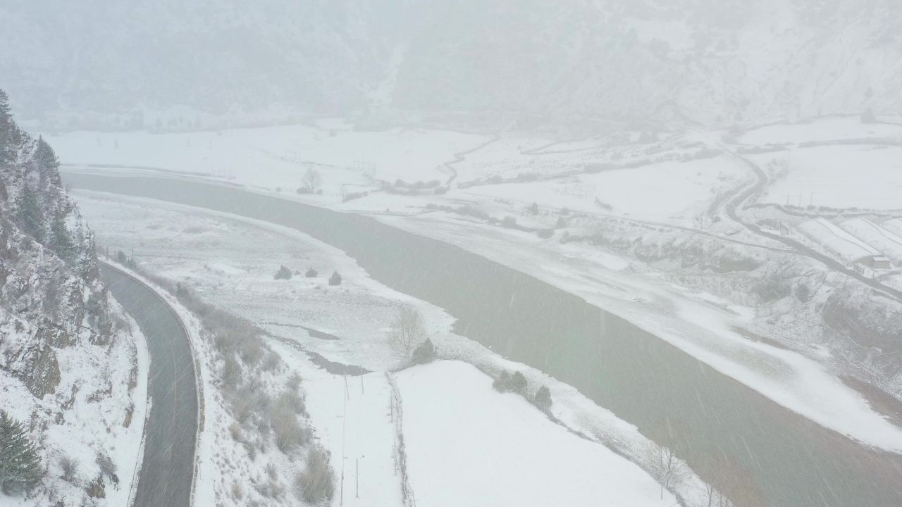 航拍冬天川藏线雪景