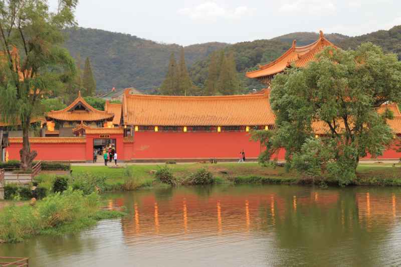 无锡三国城古风建筑水面倒影