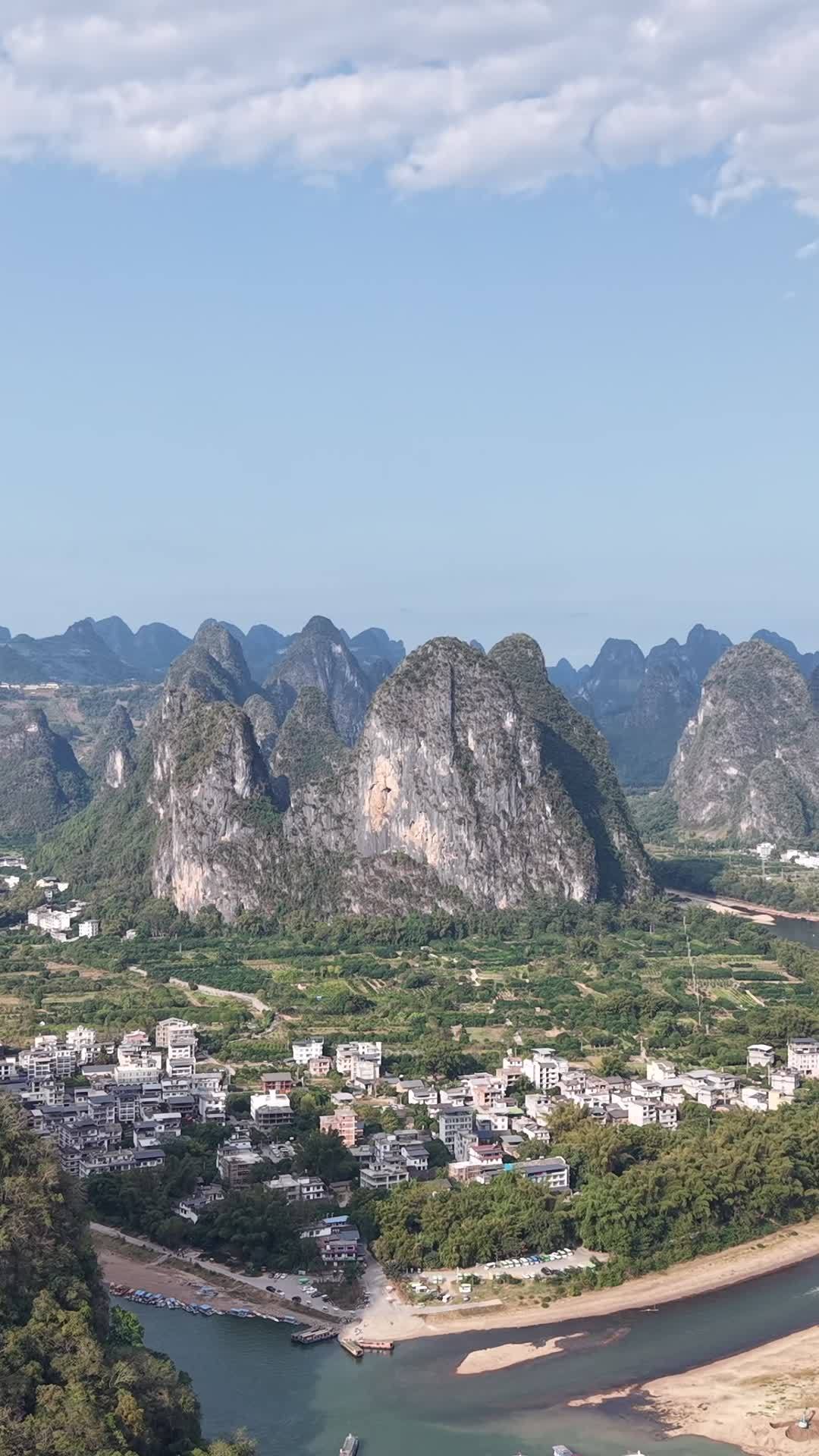 桂林山水间的宁静村庄