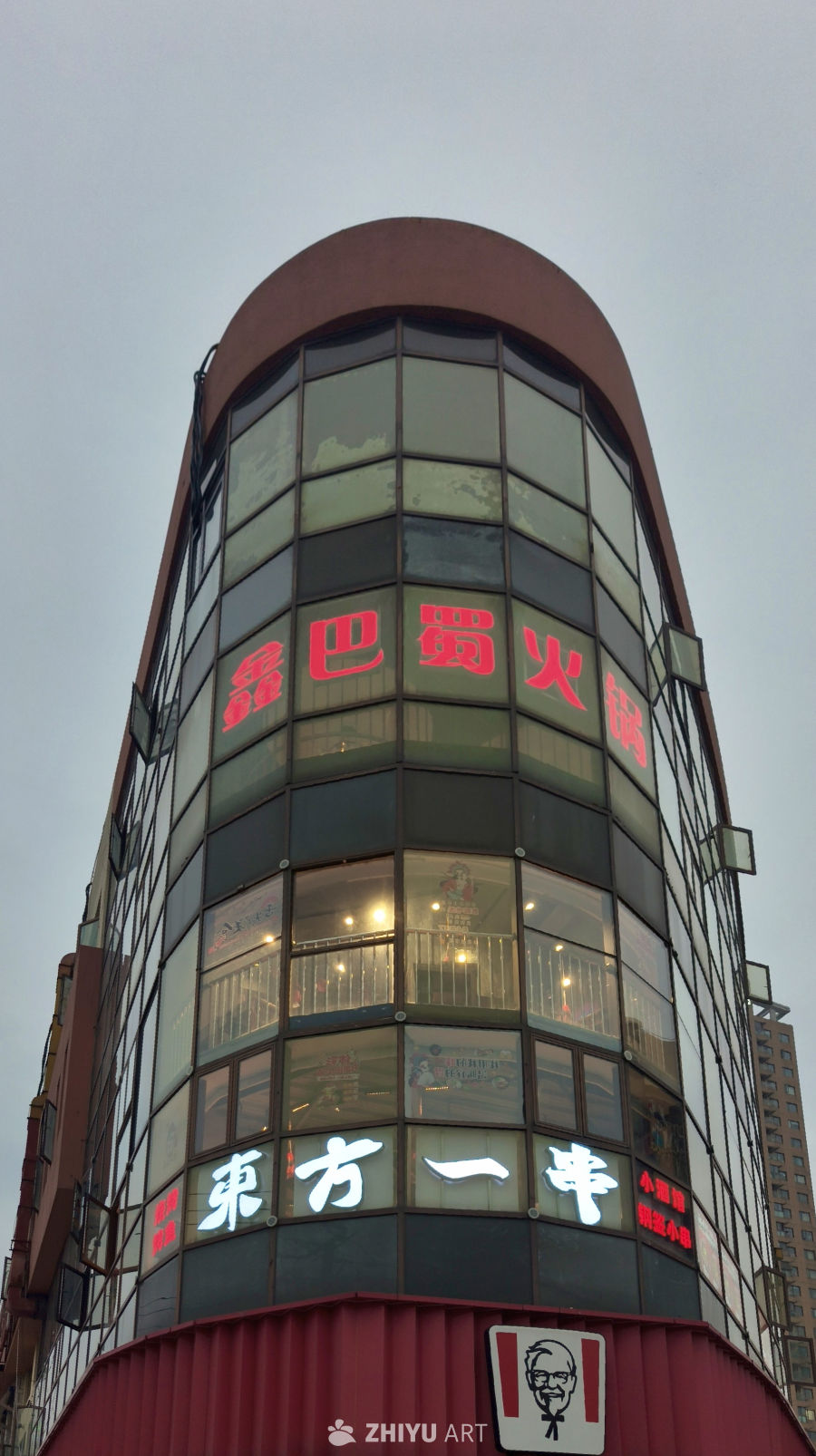 玻璃幕墙与霓虹招牌