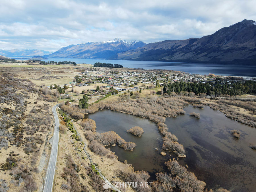 航拍新西兰南岛格莱诺奇小镇旁的湿地和雪山湖泊 1