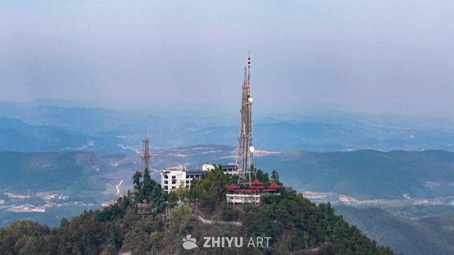 山巅通信塔