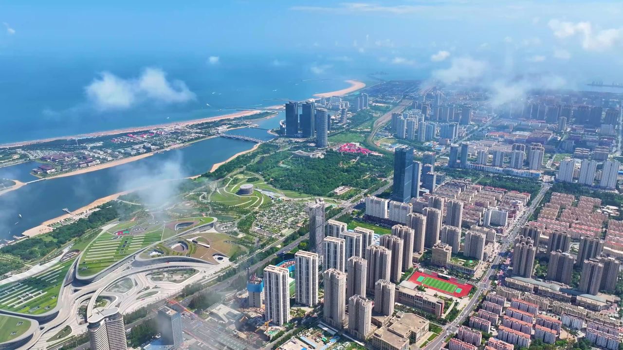 云端下的海边城市 高楼大厦