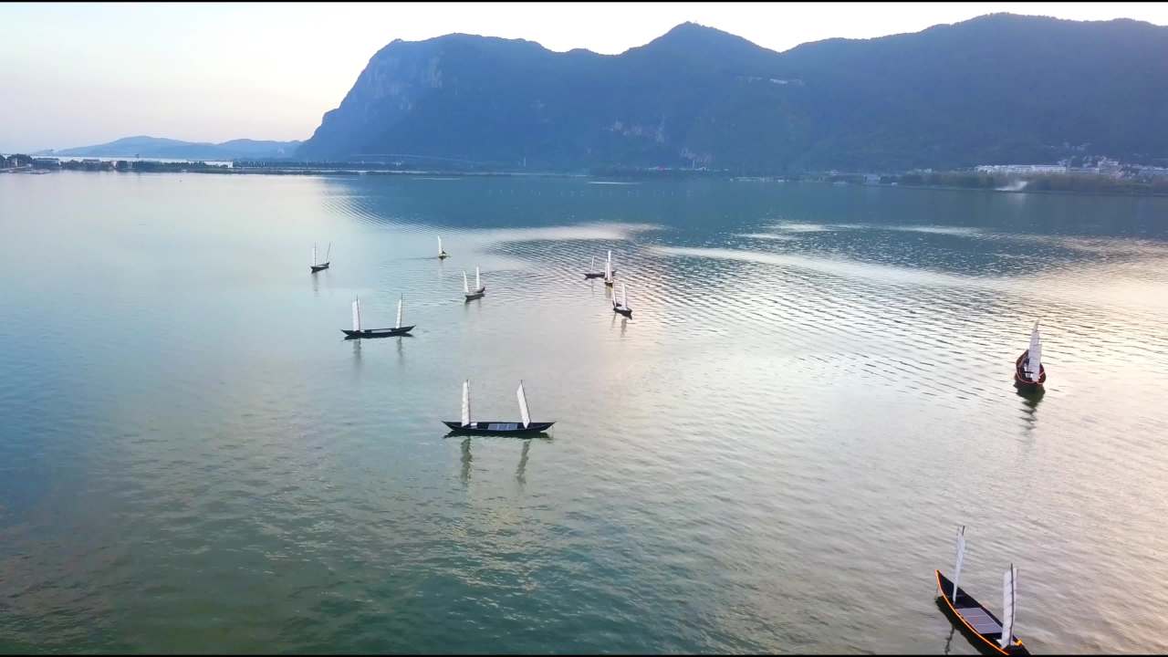 湖上帆影夕阳